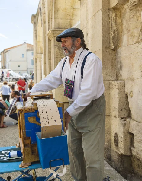 Arles Frankrijk Juni Man Spelen Straat Orgel June12 2018 Arles — Stockfoto