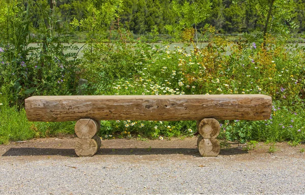 花园里的木制长椅 — 图库照片