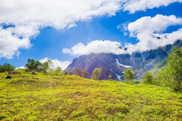 Sommar Bild Vulkanen Kamtjatka Blå Himmel Med Moln — Stockfoto