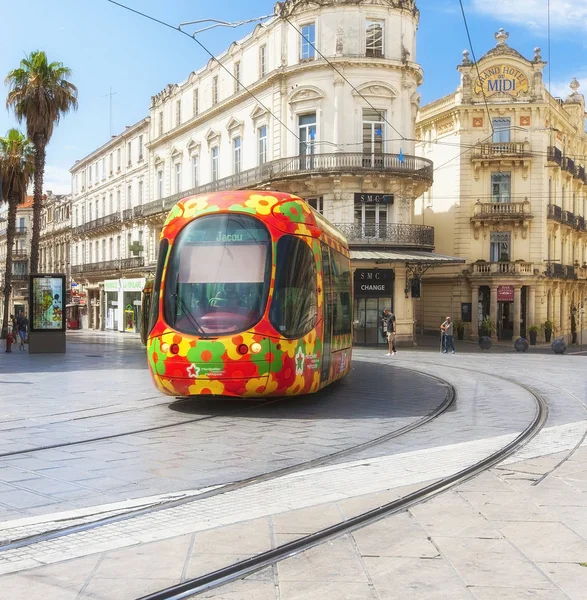 Montpellier Franciaország 2018 Június Városi Tömegközlekedési Eszközzel Gyönyörű Többszínű Villamos — Stock Fotó