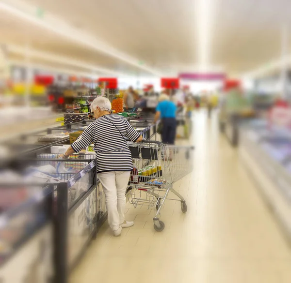 Старшие Женщины Магазине Супермаркеты — стоковое фото