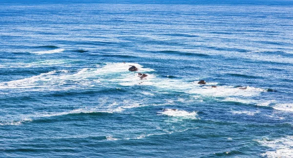 Vista Aérea Desde Alto Del Océano Rocas Olas Agua Océano — Foto de Stock