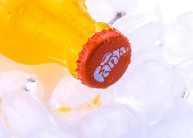 Kişinev, Moldova 28 Şubat 2017: Coca Cola olabilir Şirket alkolsüz içecek Fanta portakal buz üzerinde. Fanta meyve aromalı gazlı alkolsüz içecek Coca-Cola Company tarafından oluşturulan küresel bir markadır.