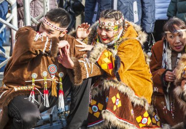 Petropavlovsk, Kamçatka, Rusya - 4 Kasım 2018: Halk topluluğu performans Kamçatka yerli halkın elbiseli. Kuzey yerli Koryak Hololo oldu tatil.