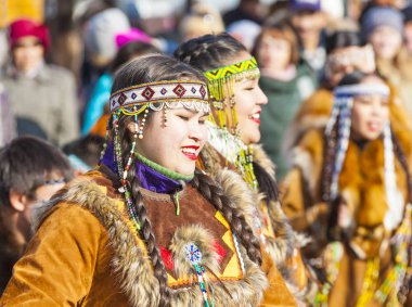 Petropavlovsk, Kamçatka, Rusya - 4 Kasım 2018: Halk topluluğu performans Kamçatka yerli halkın elbiseli. Kuzey yerli Koryak Hololo oldu tatil.