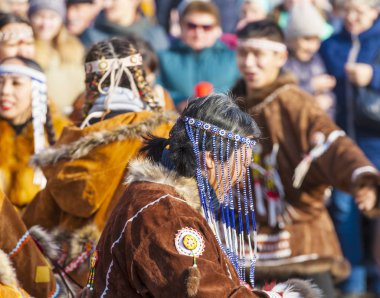 Petropavlovsk, Kamçatka, Rusya - 4 Kasım 2018: Halk topluluğu performans Kamçatka yerli halkın elbiseli. Kuzey yerli Koryak Hololo oldu tatil.