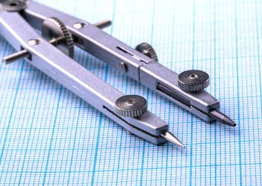 Nesneleri çizim ve grafik kağıt üzerinde çalışma.