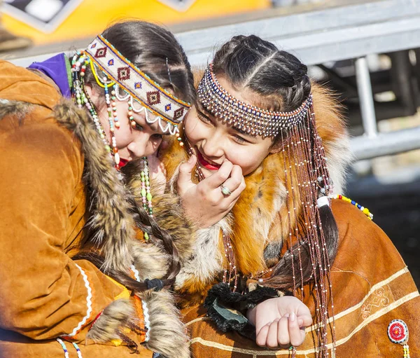 俄罗斯堪察加半岛的彼得罗巴甫洛夫斯克 2018年11月4日 堪察加半岛原住民穿着礼服的民间合奏表演 假日北部土著科里亚克是霍洛洛 — 图库照片