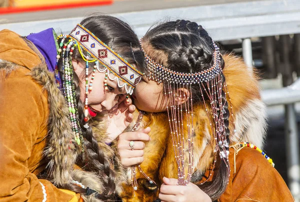 カムチャッカ半島の先住民族の人々 のドレスするペトロパブロフスク カムチャッカ半島 Russia 2018 の民俗アンサンブル演奏北部のアボリジニのコリヤークだった Hololo — ストック写真