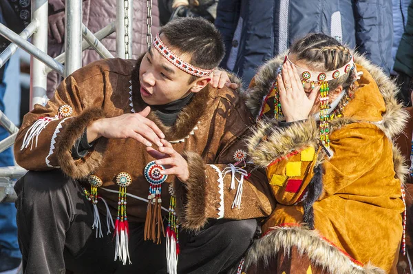 カムチャッカ半島の先住民族の人々 のドレスするペトロパブロフスク カムチャッカ半島 Russia 2018 の民俗アンサンブル演奏北部のアボリジニのコリヤークだった Hololo — ストック写真