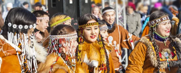 カムチャッカ半島の先住民族の人々 のドレスするペトロパブロフスク カムチャッカ半島 Russia 2018 の民俗アンサンブル演奏北部のアボリジニのコリヤークだった Hololo — ストック写真