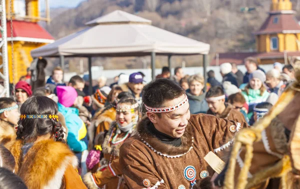 俄罗斯堪察加半岛的彼得罗巴甫洛夫斯克 2018年11月4日 堪察加半岛原住民穿着礼服的民间合奏表演 假日北部土著科里亚克是霍洛洛 — 图库照片