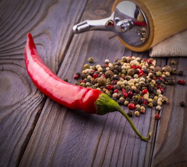 Renkli biber Mısır, kırmızı sıcak biber biber ve kara biber tozu ahşap arka plan üzerinde