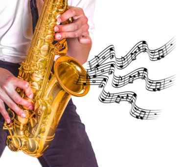 Saksafon oynamaya delikanlı. Erkekler saksafon oynamaya yakın çekim