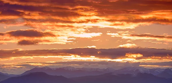 Vacker Solnedgång Med Bergen Bakgrunden — Stockfoto