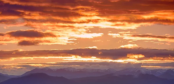 Bel Tramonto Con Montagne Sullo Sfondo — Foto Stock