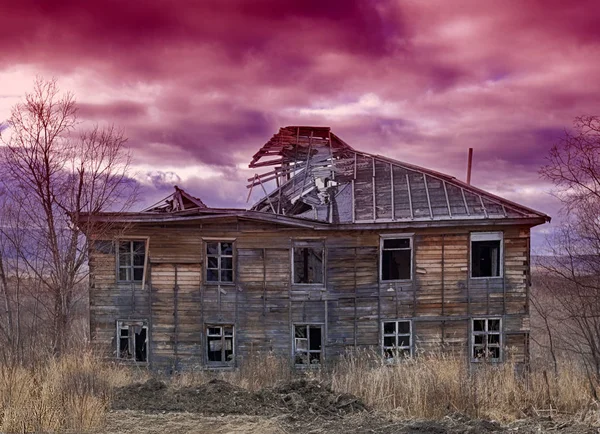 Vieille Maison Bois Délabré Laid Sur Fond Ciel Rouge Coucher — Photo