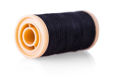 beyaz zemin üzerine siyah iplik bobin