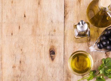 Zeytin yağı. Sızma zeytinyağı bir şişe. Zeytin ve sağlıklı zeytin yağ şişeleri ve Kupası eski ahşap masa üzerine maydanoz ile. Diyet. Diyet kavramı. Sağlıklı beslenme