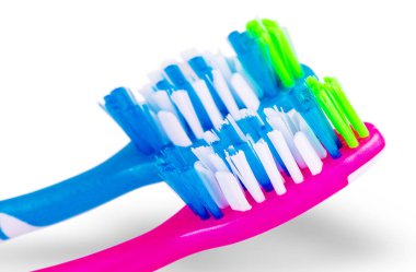 Beyaz arka plan üzerinde iki diş fırçaları