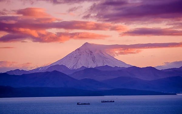 Puesta Sol Península Kamchatka Con Vistas Volcán Bahía Con Barcos — Foto de Stock
