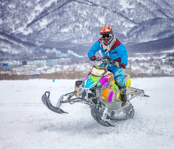 Kamczatka Rosja Kwietnia 2018 Kamczatka Festiwal Snow Droga Sportowiec Skuterze — Zdjęcie stockowe