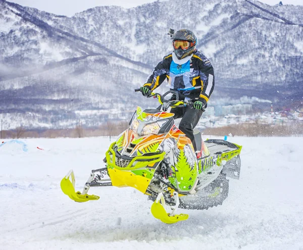 Kamchatka Rusia Abr 2018 Atleta Una Moto Nieve Que Mueve —  Fotos de Stock