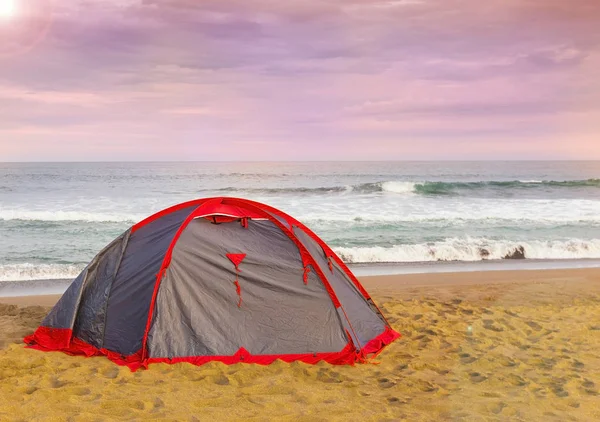 在海边的沙滩上帐篷 — 图库照片