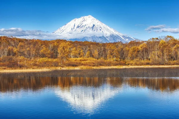Panoramiczny Widok Jesienny Wulkan Koryaksky Odbicie Wodzie Jeziora Rosyjski Daleki — Zdjęcie stockowe