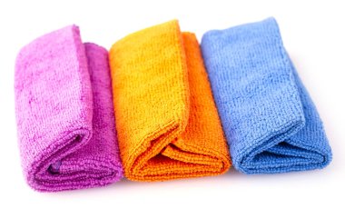 Beyaz arkaplanda izole edilmiş renkli mikrofiber kumaş yığını