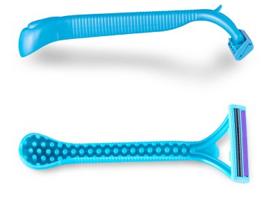 Beyaz izole mavi plastik tek kullanımlık tıraş makinesi