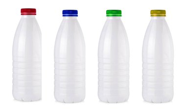 Beyaz bir arka plan üzerinde plastik süt şişelerini kümesi