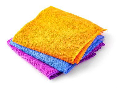 Beyaz arkaplanda izole edilmiş renkli mikrofiber kumaş yığını