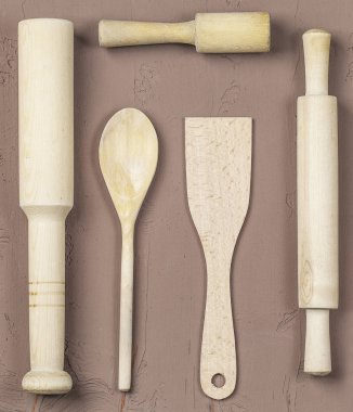 Tahta kaşıklar, spatula ve bir oklava 