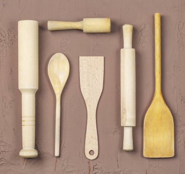 Tahta kaşıklar, spatula ve bir oklava 