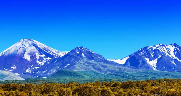 Los Volcanes Avachinsky Kozelsky Kamchatka Otoño Con Una Cima Cubierta —  Fotos de Stock