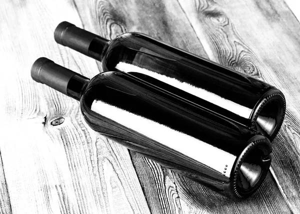 Bottiglie Vino Vetro Sul Tavolo Legno — Foto Stock