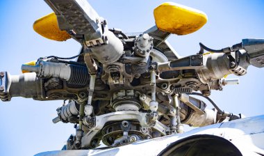 rotorlu helikopter bulutlar yakın çekim