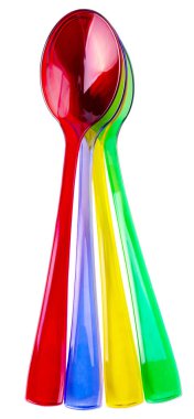 Beyaz arka plan üzerinde renkli plastik kaşık