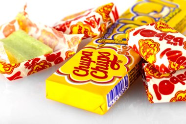 Kamçatka, Rusya - 26 Mayıs 2018: sarı chupa chups şeker beyaz arka plan üzerinde