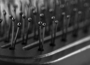 Siyah masaj tarağı. Yakın çekim