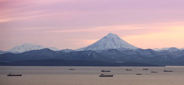 Les Bateaux Pêche Dans Baie Avec Volcan Sur Kamchatka — Photo