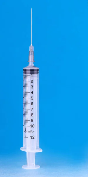Lékařské Plastové Injekční Stříkačky Jehlou Naplněny Kapalinou Modrém Pozadí Koncept — Stock fotografie