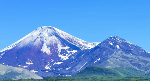 Avachinsky y Kozelsky volcanes en Kamchatka en el otoño — Foto de Stock