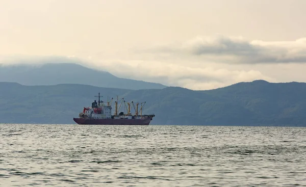 Bateau de pêche dans la matinée grise sur l'océan Pacifique au large de t — Photo