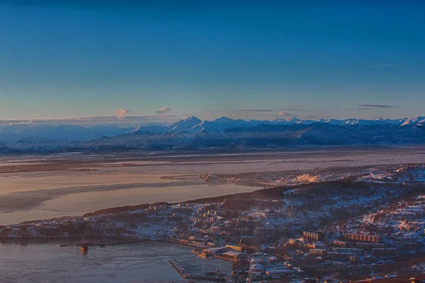 La vista panorámica de la ciudad Petropavlovsk-Kamchatsky y volc — Foto de Stock