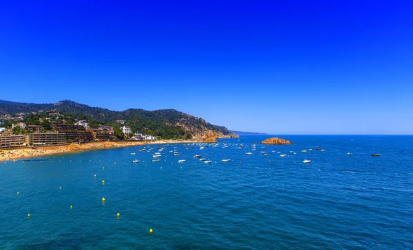 View from the shore to the sea and boats — Stock Photo, Image