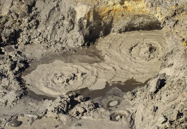 De close-up van een moddervulkaan of modderkoepel op Kamchatka — Stockfoto