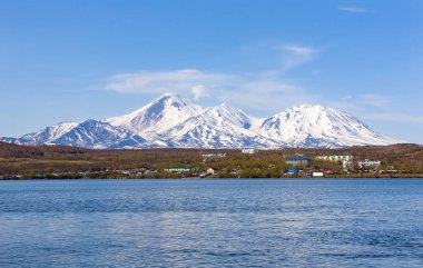 Petropavlovsk-Kamchat şehri üzerinde Avachinsky yanardağ kuleleri
