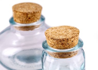 Beyaz bir arka plan üzerinde izole edilmiş bir mantar ile küçük empy cam